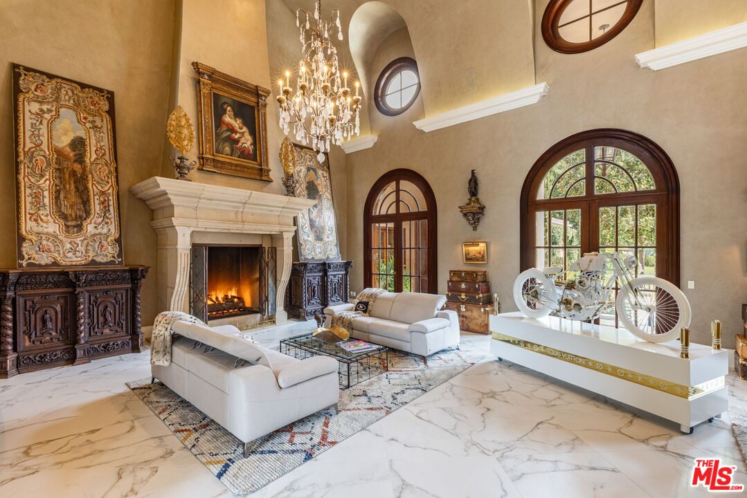 77 Beverly Park Ln