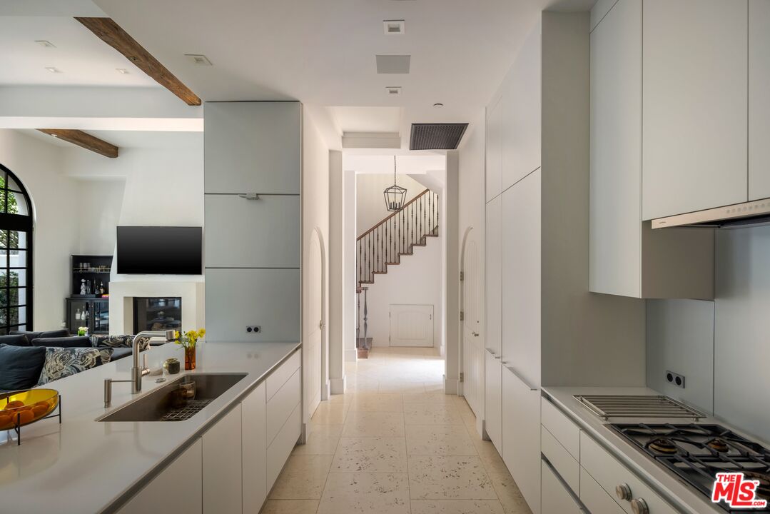 11937 W Sunset Blvd Unit: 4