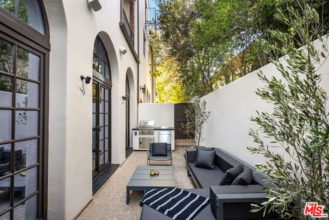 11937 W Sunset Blvd Unit: 4