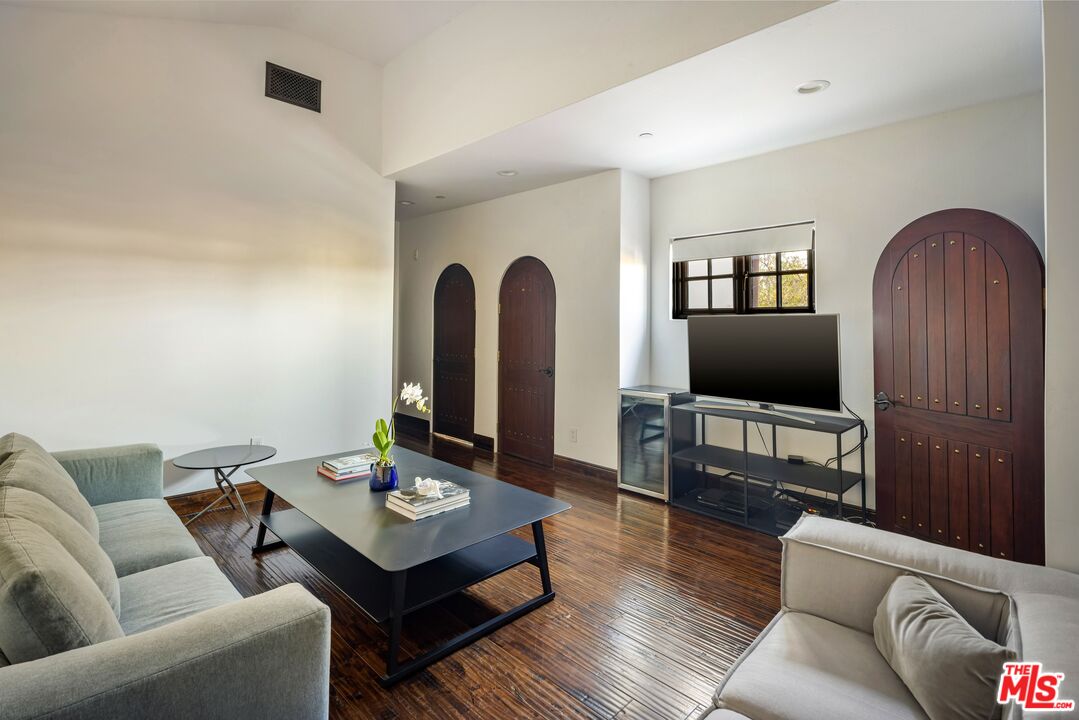 11937 W Sunset Blvd Unit: 4