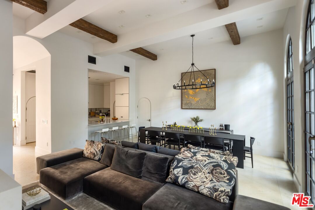 11937 W Sunset Blvd Unit: 4