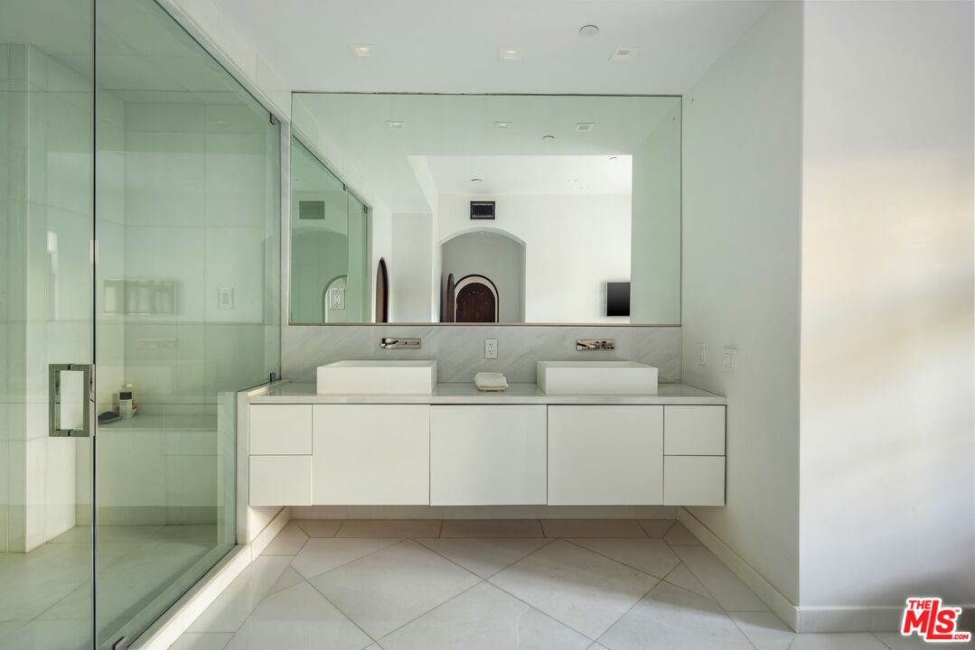 11937 W Sunset Blvd Unit: 4
