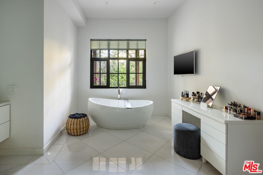 11937 W Sunset Blvd Unit: 4
