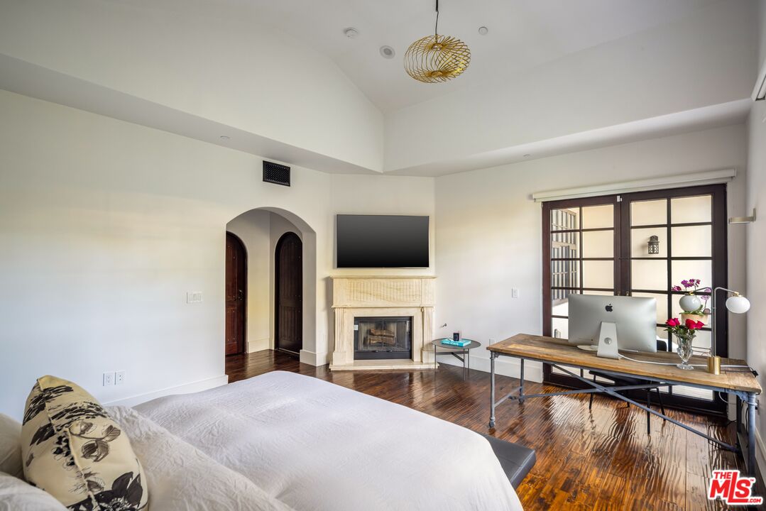 11937 W Sunset Blvd Unit: 4