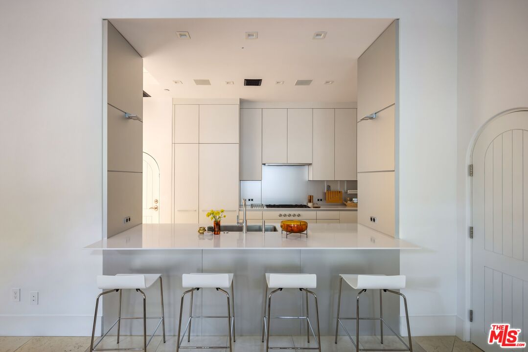 11937 W Sunset Blvd Unit: 4