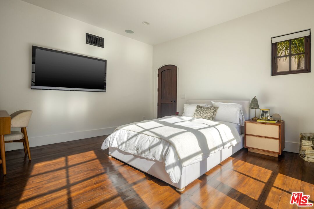 11937 W Sunset Blvd Unit: 4