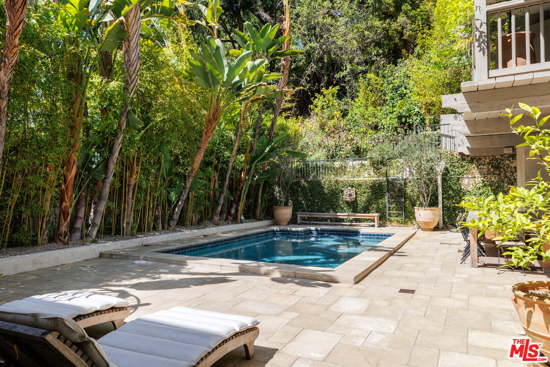 1610 Benedict Canyon Dr