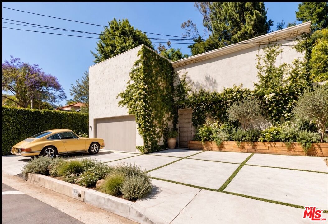 1610 Benedict Canyon Dr