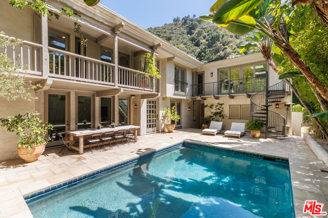1610 Benedict Canyon Dr