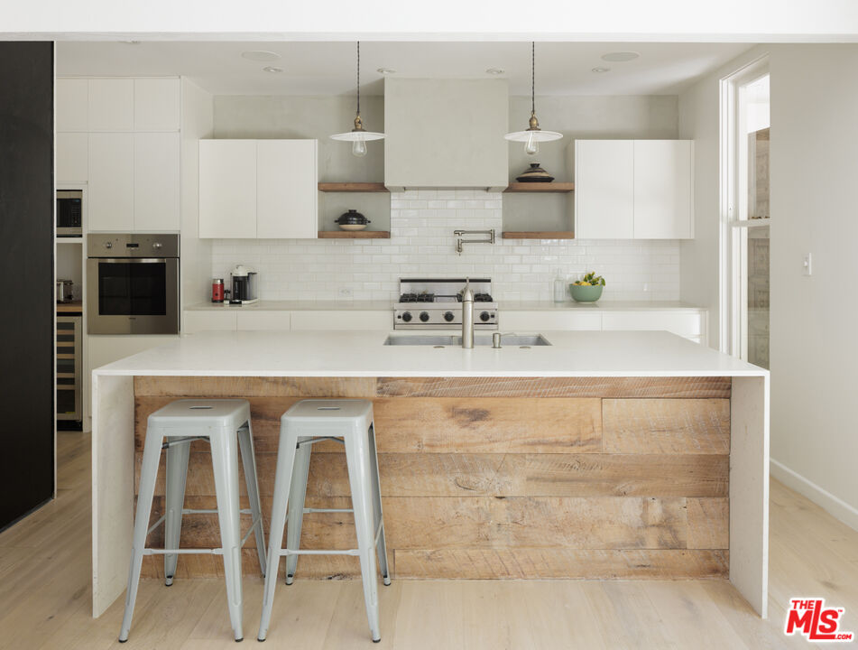 1610 Benedict Canyon Dr
