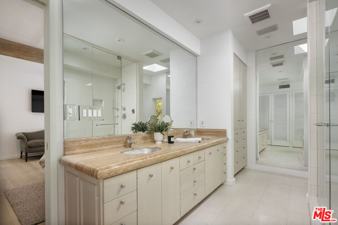 1610 Benedict Canyon Dr