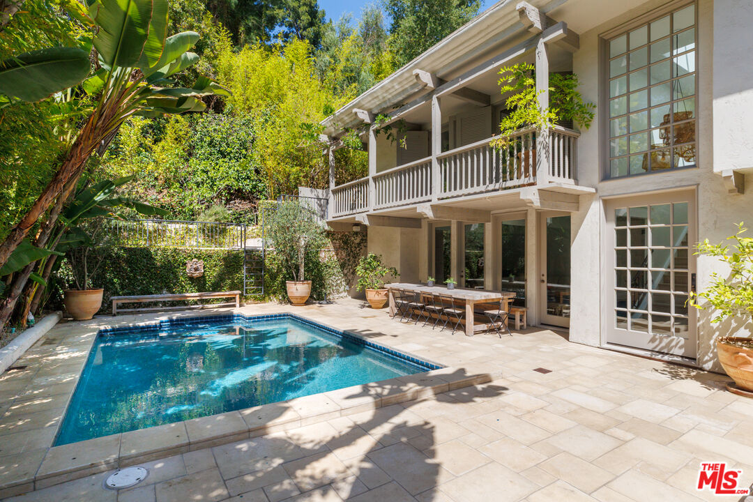 1610 Benedict Canyon Dr