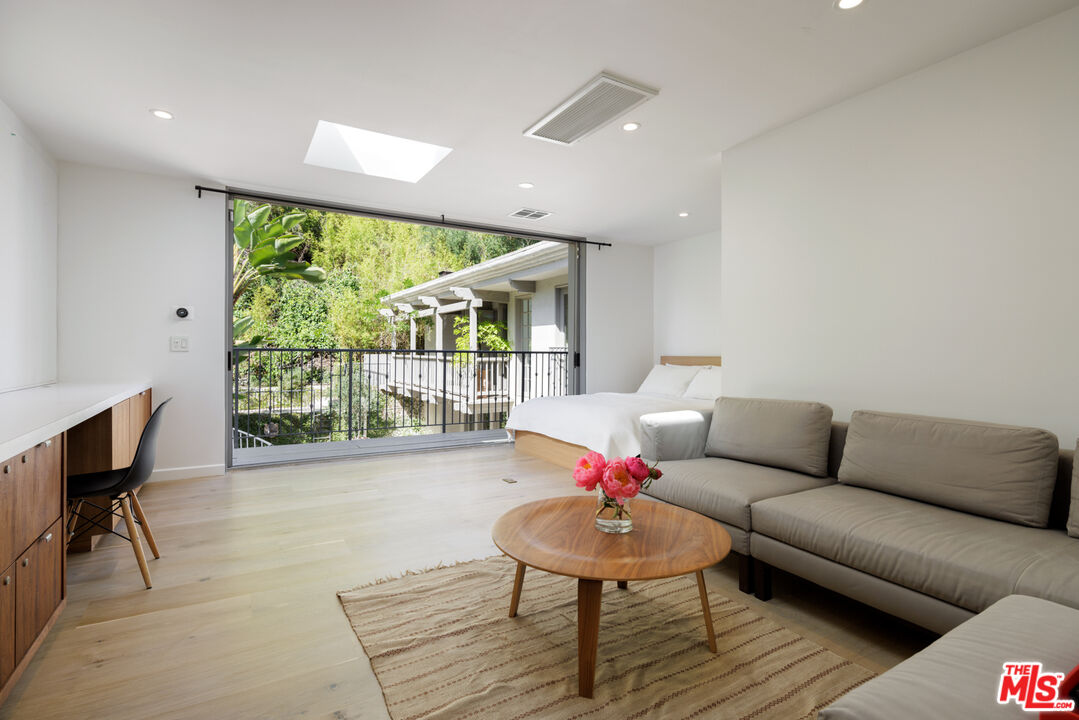 1610 Benedict Canyon Dr