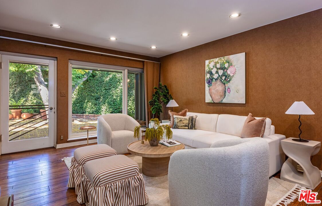 9801 Hillgreen Pl