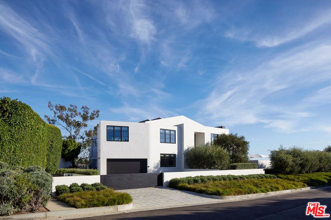 400 Amalfi Dr
