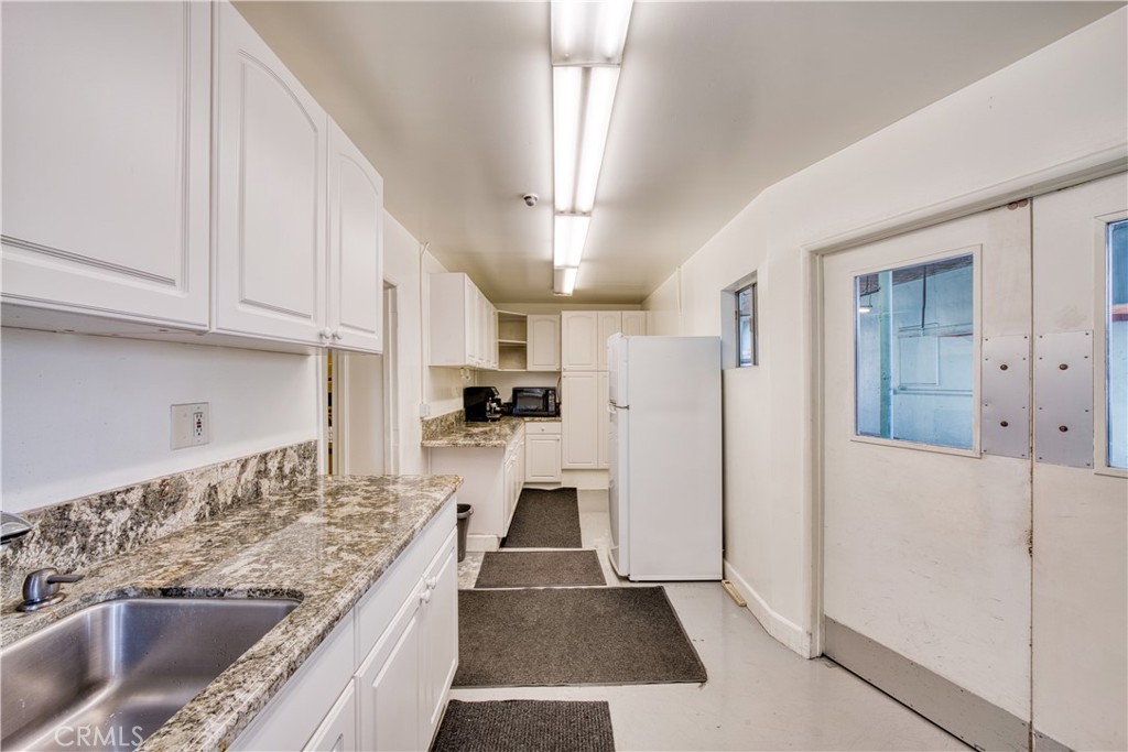 4643 W Rosecrans