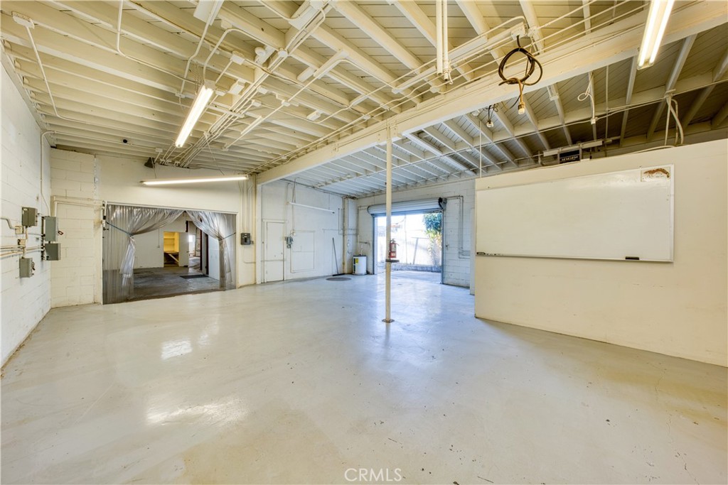 4643 W Rosecrans
