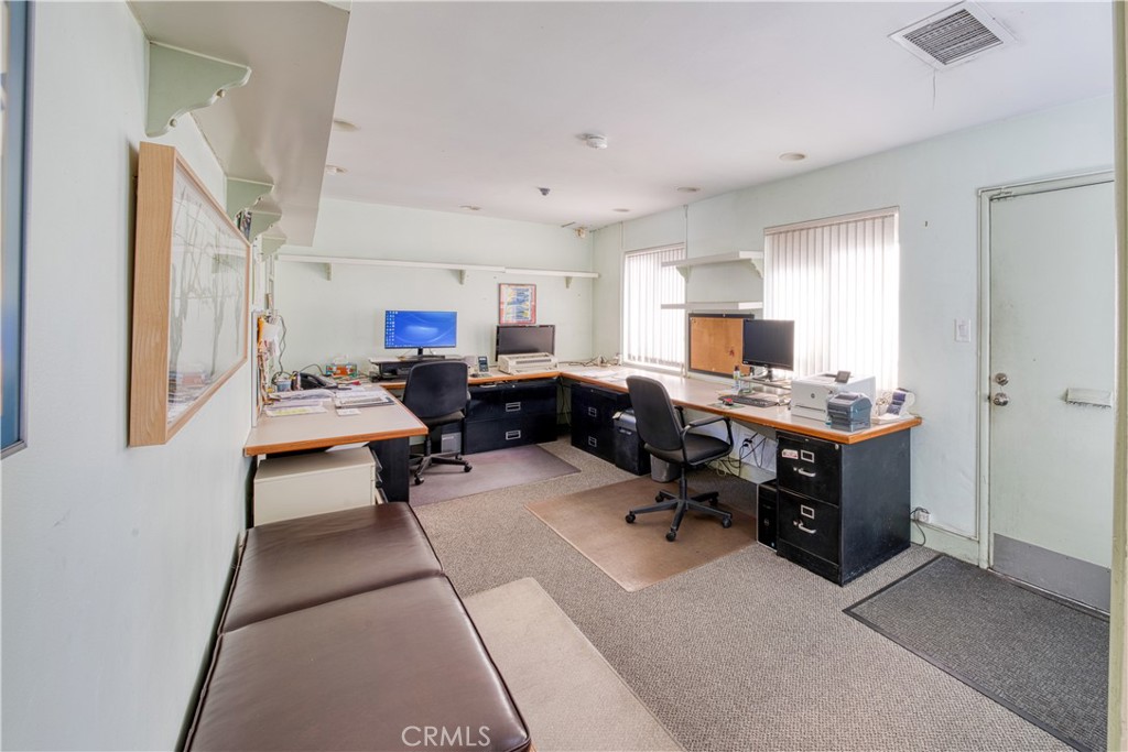 4643 W Rosecrans
