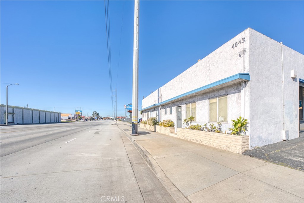 4643 W Rosecrans