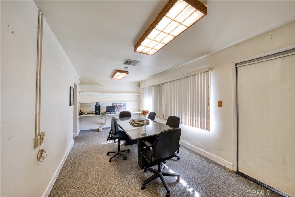 4643 W Rosecrans