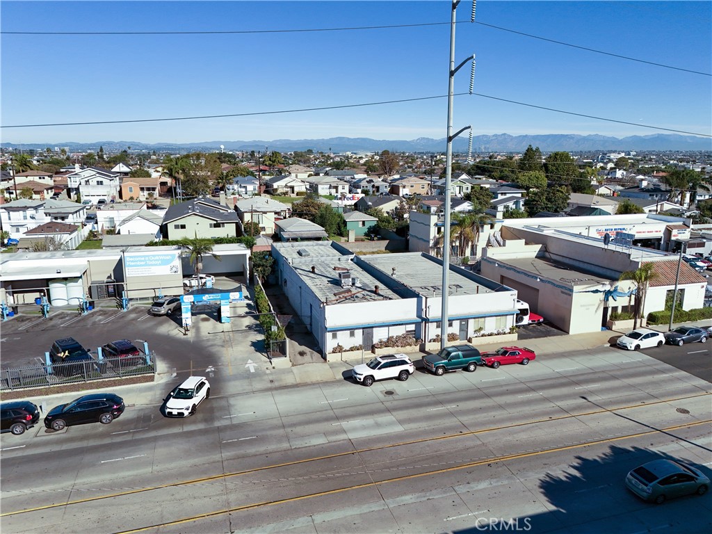 4643 W Rosecrans