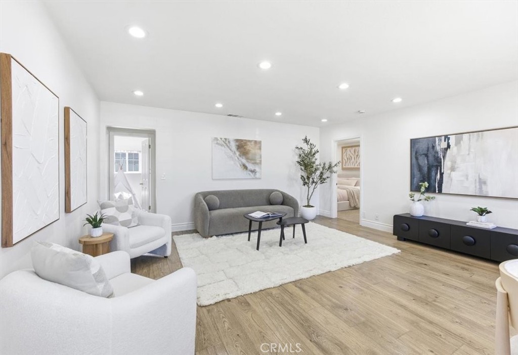 2118 W 177th