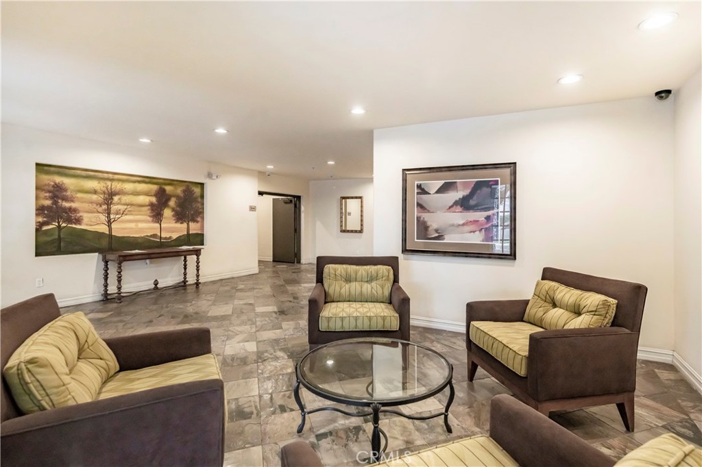 14242 Burbank 307