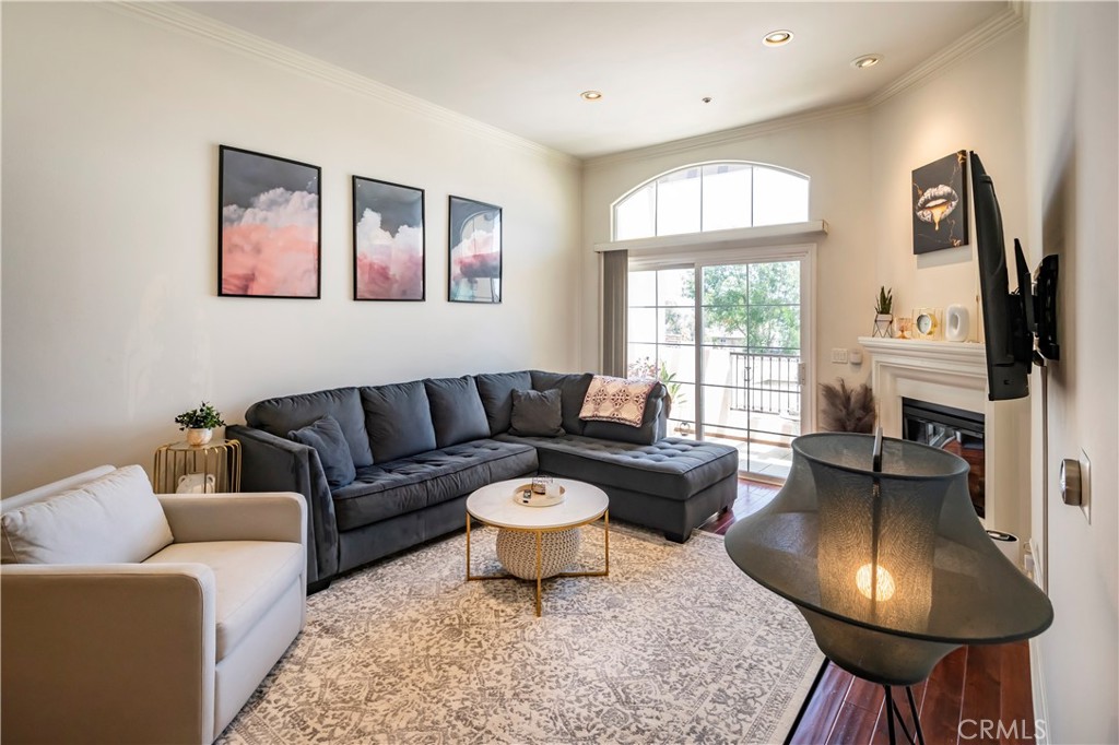 14242 Burbank 307