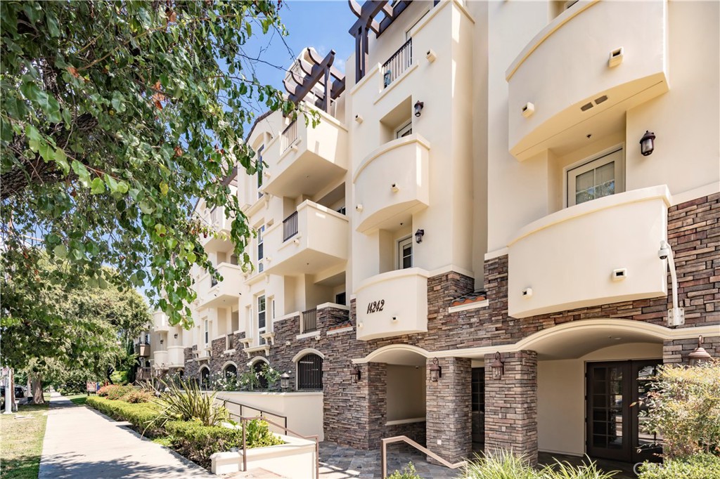 14242 Burbank 307