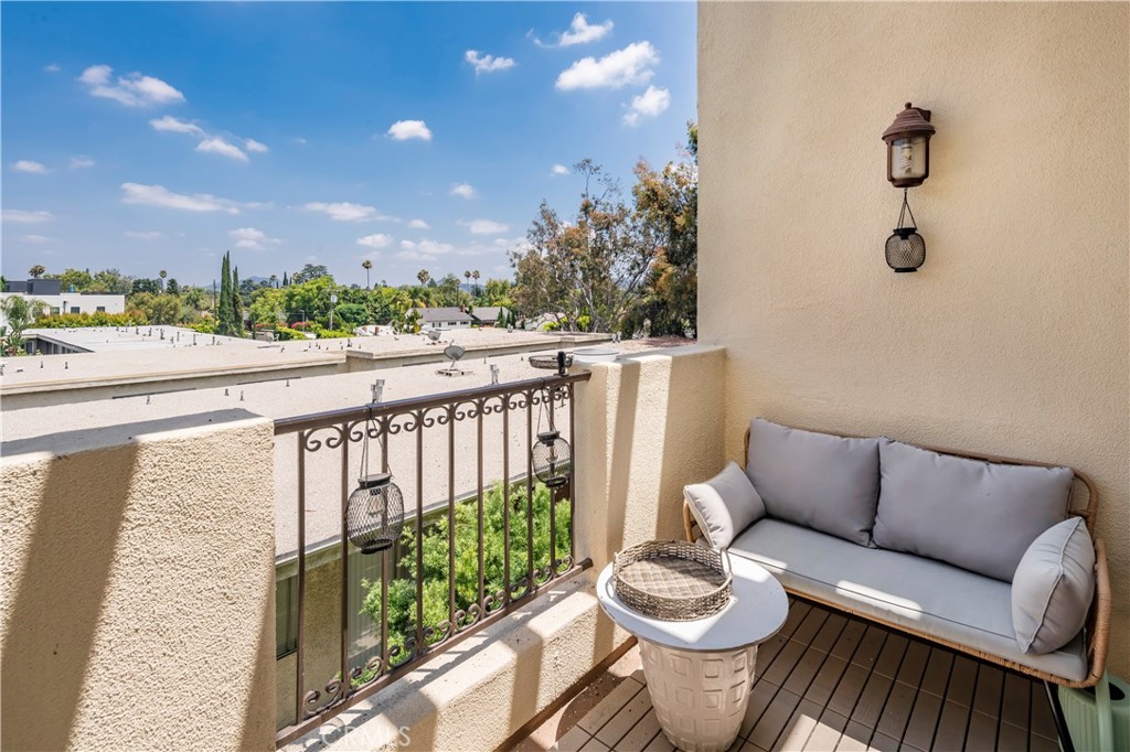 14242 Burbank 307