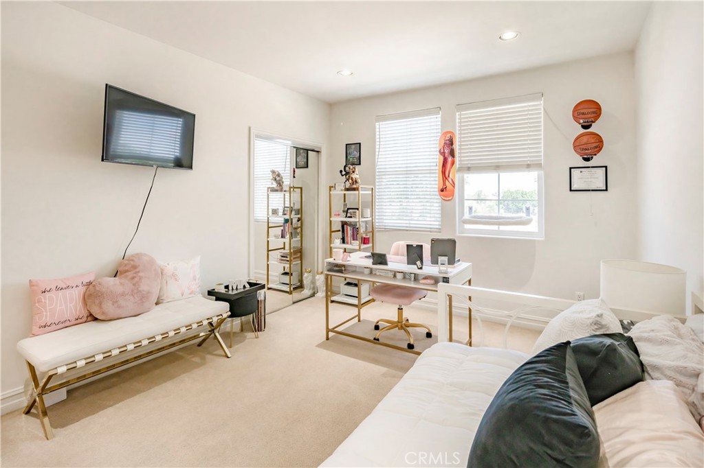 14242 Burbank 307