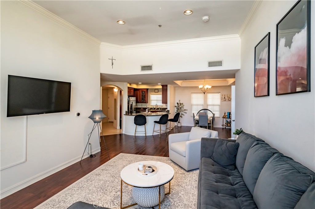 14242 Burbank 307
