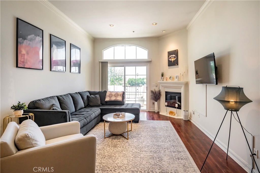 14242 Burbank 307