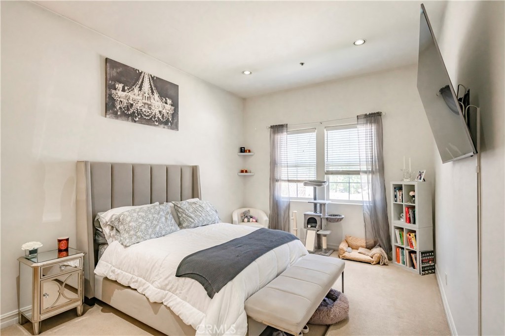 14242 Burbank 307