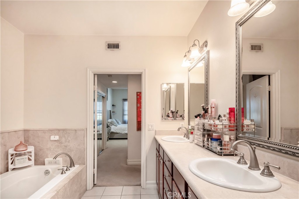 14242 Burbank 307