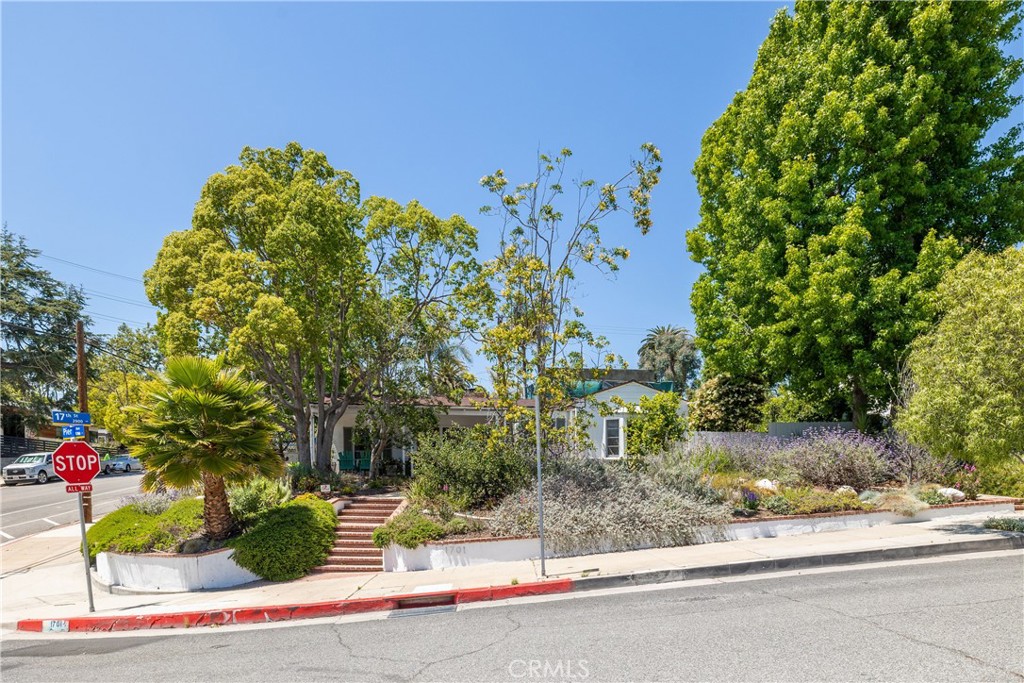 1701 Pier Avenue