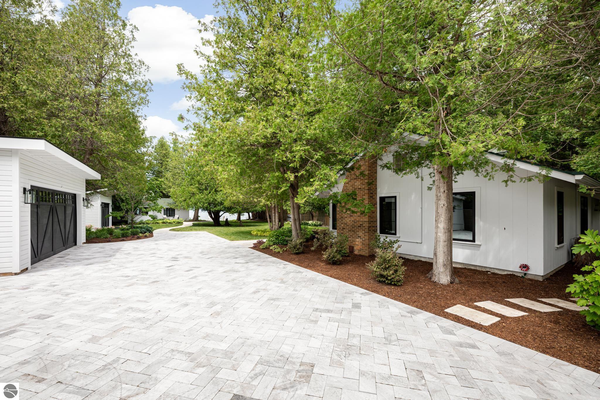 4902 W Whispering Pines Lane