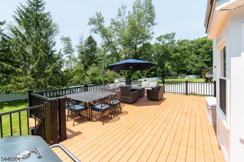 2 Hemlock Ln