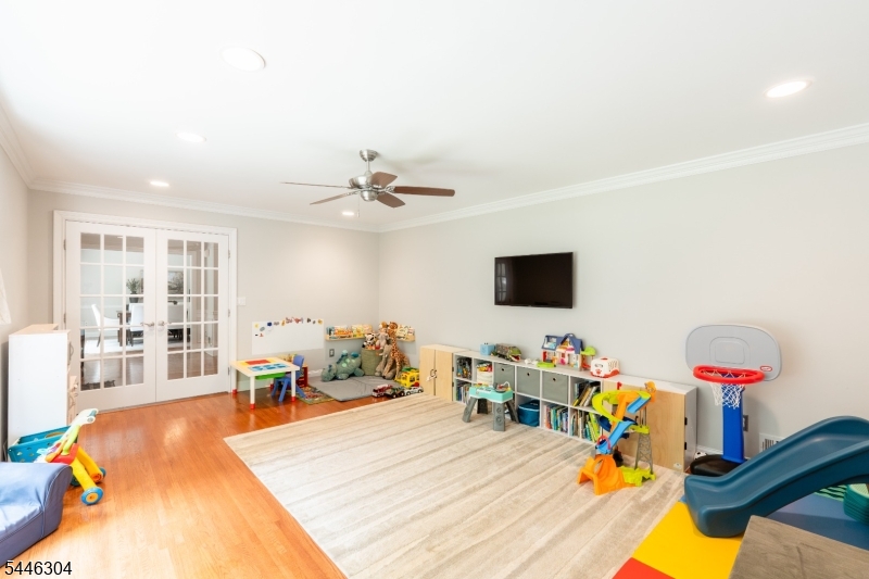 2 Hemlock Ln