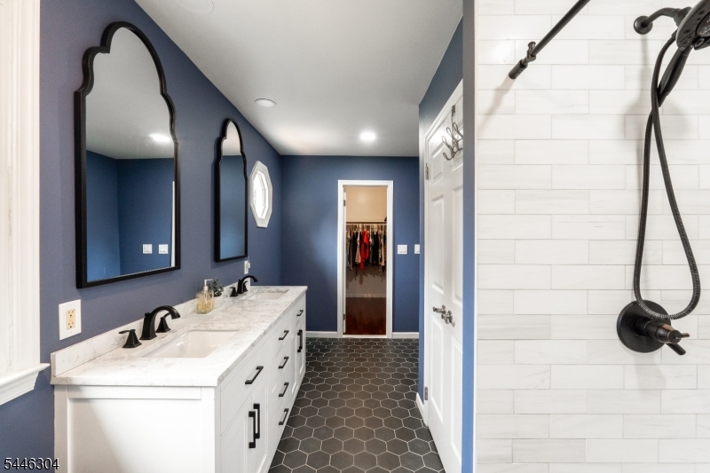 2 Hemlock Ln