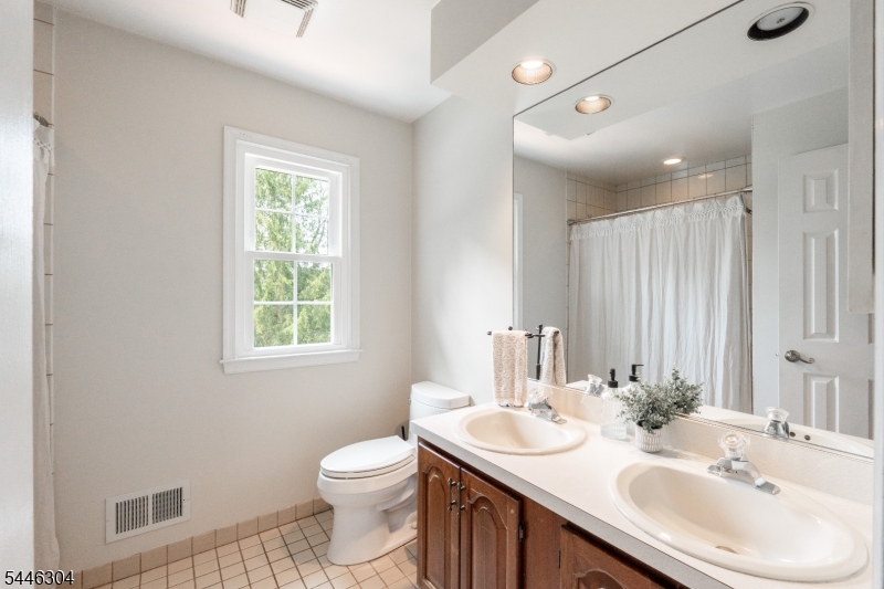 2 Hemlock Ln