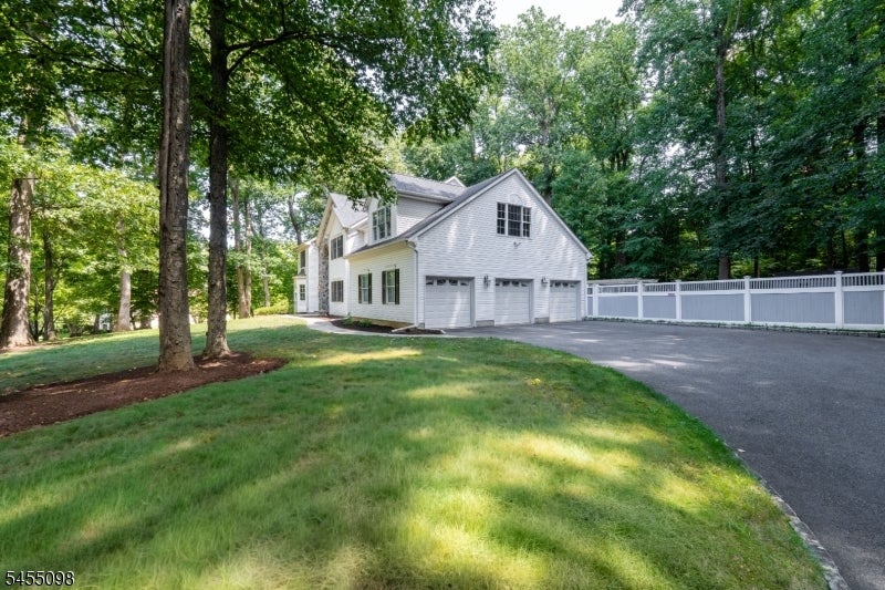1 Red Oak Ln
