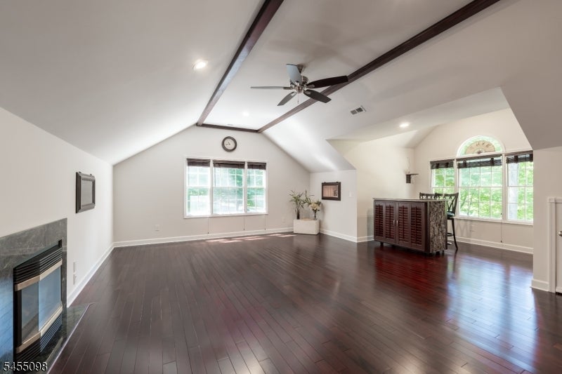 1 Red Oak Ln