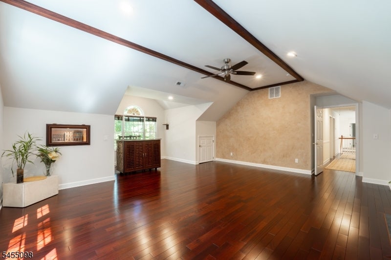 1 Red Oak Ln