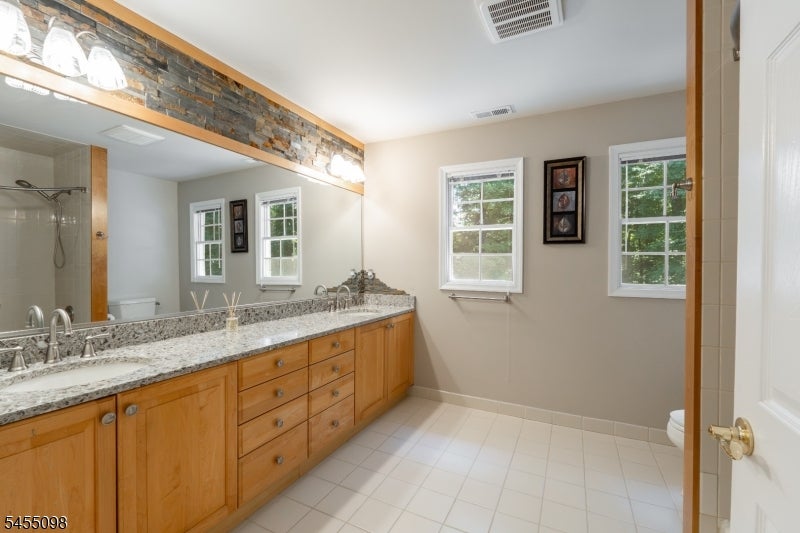 1 Red Oak Ln