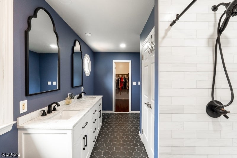 2 Hemlock Ln