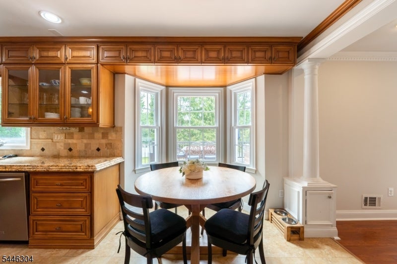 2 Hemlock Ln