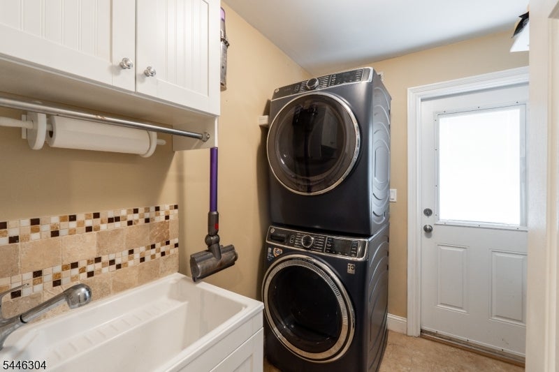 2 Hemlock Ln