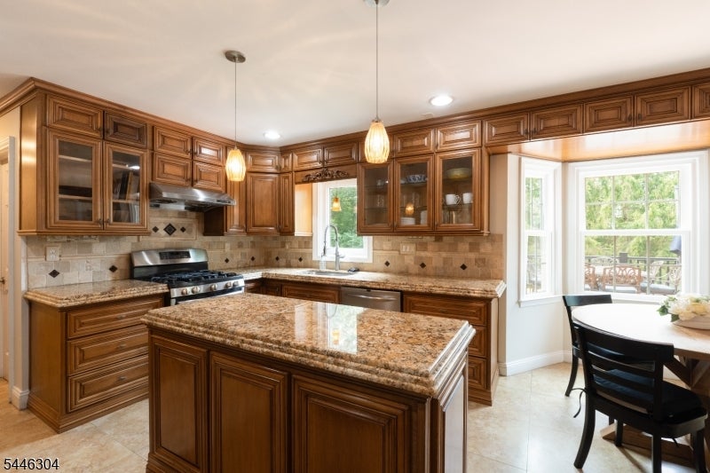 2 Hemlock Ln