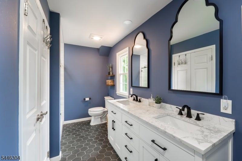 2 Hemlock Ln